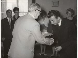 1963 Rektor prof. Sikorski wręcza Sawie dyplom. W tle prof. Rączkowski